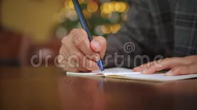 4K<strong>视频</strong>女人<strong>手写</strong>在白色笔记本上，计划在桌子上的工作，在咖啡馆里的bokeh灯。
